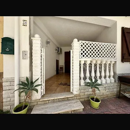Holiday home Alice's *